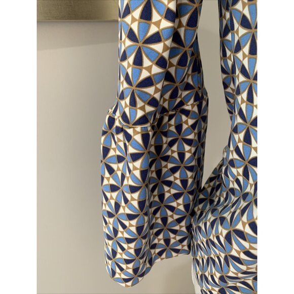 J. McLaughlin Top Size XS Blue Pinwheel Geometric Print Bell Sleeve Nylon Blend - Picture 3 of 11